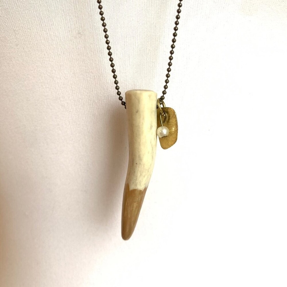 Gold tip tooth necklace "Brave"
